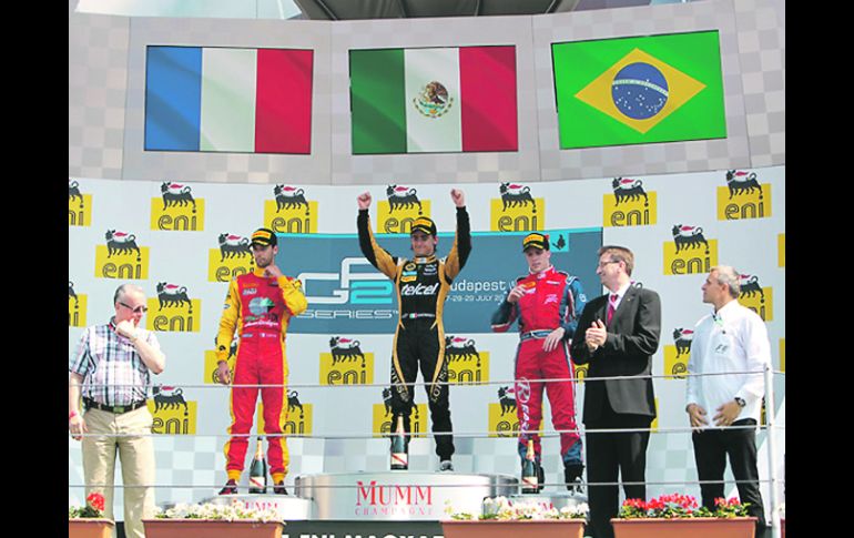 En la cima. Esteban Gutiérrez realizó una gran carrera, lo que le valió escuchar el Himno Nacional en Hungría. CORTESÍA ESTEBAN RACING  /