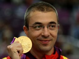 Moldoveanu muestra su medalla de oro. El tirador derrotó al italiano Niccolo Campriani, gran favorito. AFP  /