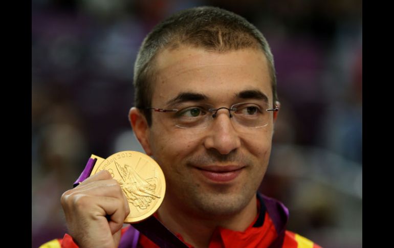 Moldoveanu muestra su medalla de oro. El tirador derrotó al italiano Niccolo Campriani, gran favorito. AFP  /