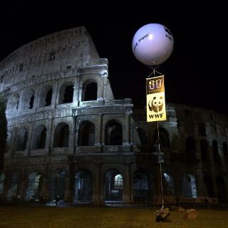 Primero la torre de Pisa; ahora el Coliseo de Roma