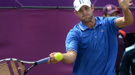 El estadounidense devuelve una bola en su debut en estos Juegos Olímpicos. EFE  /