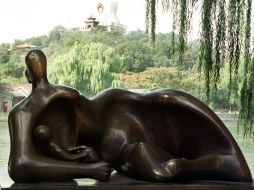 Escultura de Henry Moore (Nacido en 1898) ubicada en el parque Behai en Beijing. AP  /