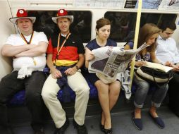 Unos alemaes viajan sentados en el 'Tube' de Londres. REUTERS  /