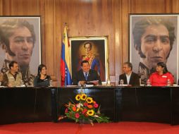 El mandatario, Hugo Chávez, preside un acto de entrega de viviendas, en el Palacio de Miraflores, en Caracas. EFE  /