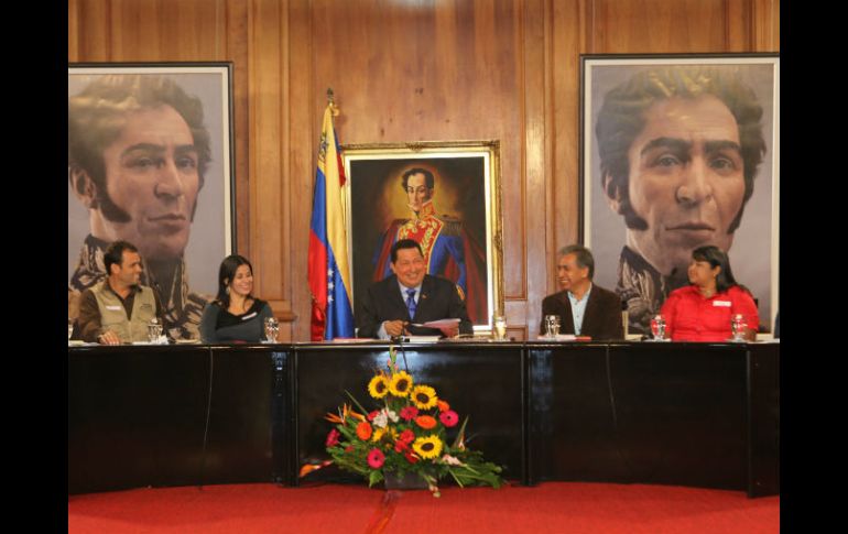 El mandatario, Hugo Chávez, preside un acto de entrega de viviendas, en el Palacio de Miraflores, en Caracas. EFE  /