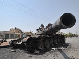 Un tanque del ejercito sirio destruido, a las afueras de  Aleppo. EFE  /
