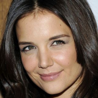 Katie Holmes se distrae por vez primera, luego de divorcio