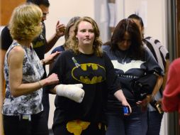 Víctimas del tiroteo asisten a la audiencia vistiendo playeras de ''Batman''. AFP  /