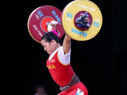 Li levanta una peso en los más alto, en la final de halterofilia -58 kg. AFP  /