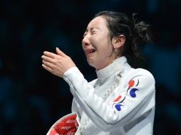 Shin A Lam llora desconsolada tras la decisión de los árbitros. AFP  /