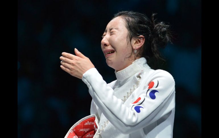 Shin A Lam llora desconsolada tras la decisión de los árbitros. AFP  /