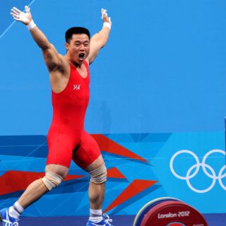 Kim Un-guk levanta pesas de oro