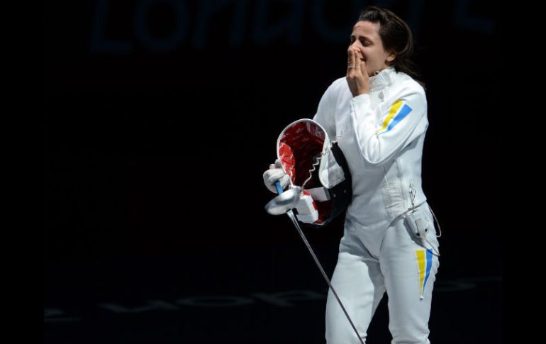 Yana Shemyakina se muestra emocionada ante la victoria en la final de espada. AFP  /