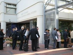 Esta batalla legal ha generado mucha expectación. Personas hacen fila para entrar al Robert F. Peckham. AFP  /