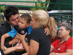 Jesús Daniel es recibido por sus padres, los cuales se encontraban muy conmovidos por la aparición de su hijo.  /