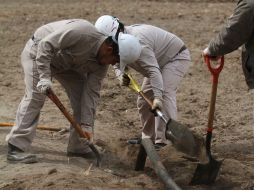 Trabajadores detectan una toma ilegal. El robo afecta al 99% de los 14 mil 150 kilómetros de ductos del país. ARCHIVO  /