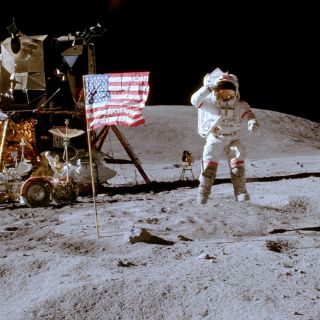 Banderas de EU siguen plantadas en la Luna cuatro décadas después