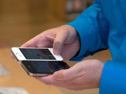 Los móviles con aplicaciones como las billeteras digitales se están convirtiendo en el blando de los 'hackers'. ARCHIVO  /