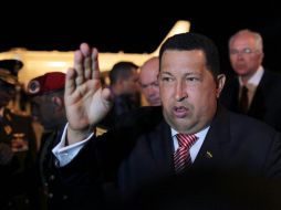 Hugo Chávez atiende a periodistas a su llegada a Brasilia, donde participa en la Cumbre Extraordinaria del Mercosur. REUTERS  /