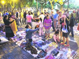 Tarde de ventas en la calle morelos. Sólo en el Centro Histórico están identificados 332 ambulantes.  /