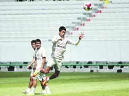 Entrenamiento rojinegro. Atlas tuvo una práctica ayer en el Estadio Jalisco. En la imagen Sergio Santana remata un balón con la cabeza  /