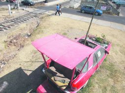 Así lucía el auto maceta. Estaba soldado al piso, dice Ciudad para Todos.  /