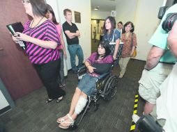 Rita Paulina, herida durante el estreno de ''The Dark Knight Rises'', llega en silla de ruedas a la comparecencia de James Holmes. AFP  /