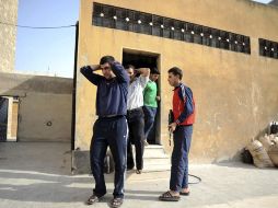 Rebeldes sirios arrestando a dos supuestos traidores cerca de Aleppo. EFE  /