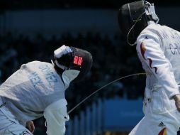 El esgrimista azteca (izq), considera que falta preparación para estar a la altura de los mejores del mundo. AP  /