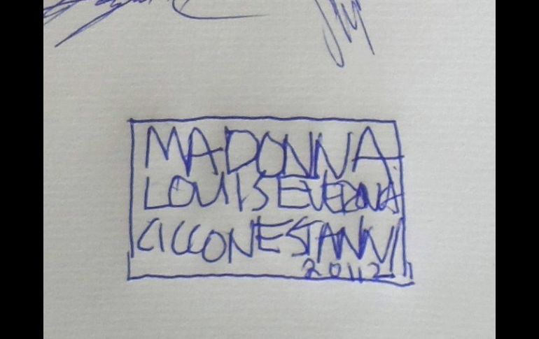 Al firmar el libro de visitantes, Madonna rubricó su admiración hacia Schiele. EFE  /