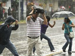 La lluvia también, ha comenzado a caer sobre la zona Centro de la ciudad. ARCHIVO  /