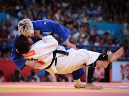 Imagen de la gran final de los 63 kilogramos, donde Zolnir (de azul) finalmente le da a Eslovenia su primer presea de Londres 2012. AFP  /