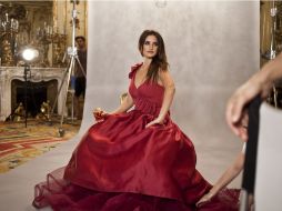 Con un seductor vestido en rojo, la actriz promociona la bebida favorita de las famosas. ESPECIAL  /