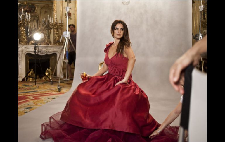 Con un seductor vestido en rojo, la actriz promociona la bebida favorita de las famosas. ESPECIAL  /