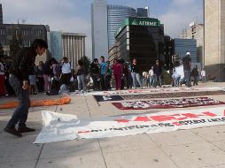 Jóvenes rechazados instalan una ''mesa de negociación'' en las instalaciones de la SEP para tener lugar en alguna carrera. EL UNIVERSAL  /