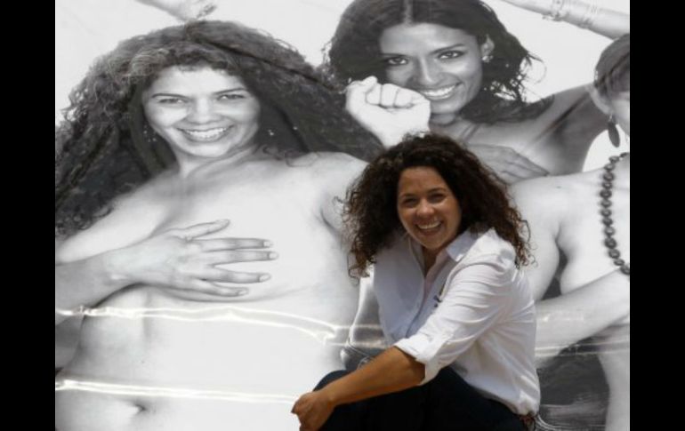 La ex candidata a diputada federal por el PRD, Natalia Juárez, posó con la publicidad, durante el periodo de campaña. EFE  /