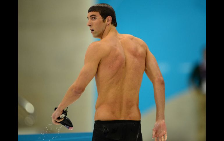 Michael Phelps deja la alberca en Londres luego de sufrir la derrota en los 200 metros mariposa. AFP  /