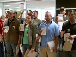 El gobierno de Jalisco entregó visas de trabajo por un año a 16 personas que viajarán el 4 de agosto a Alberta, Canadá.  /