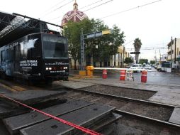 Un socavón en la calle Pino y avenida Colón ocasionó que por espacio de casi cuatro horas se suspendiera el paso del Tren Ligero.  /