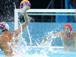 El portero español Iñaki Aguilar trata de parar una falta lanzada por Sandro Sukno de Croacia. EFE  /