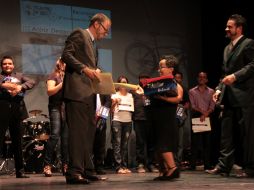 Entrega de premios a los colaboradores y seguidores de ATEB.  /