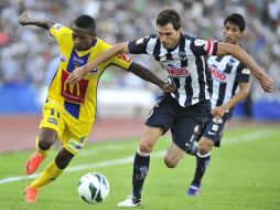 El jugador de Monterrey José Basanta (d) disputa el balón con Alcibiades Rojas (i) de Chorrillo de Panamá. EFE  /