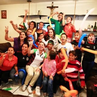 Gran festejo de amigos por plata de clavadistas