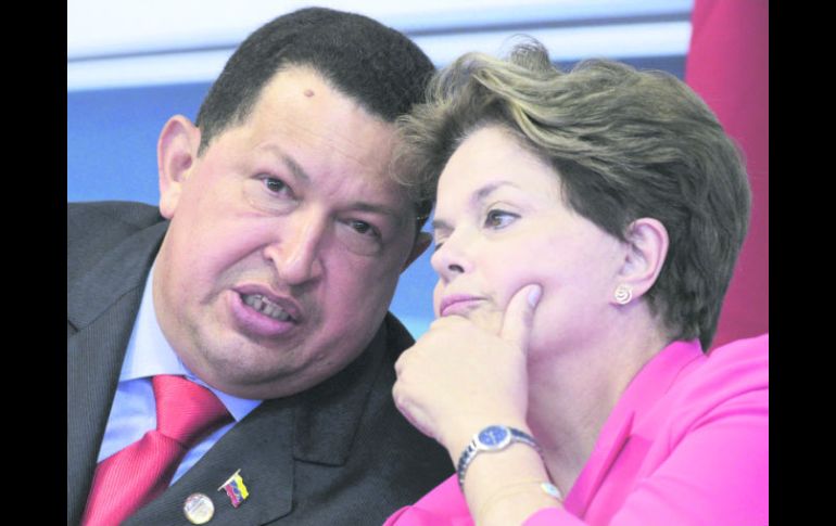 El presidente de Venezuela, Hugo Chávez, conversa con la mandataria brasileña, Dilma Rousseff, durante su reunión en Brasilia. REUTERS  /