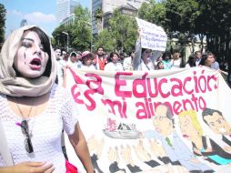 Protesta. Cientos de estudiantes marcharon del Ángel de la Independencia  hasta la sede de la SEP. EL UNIVERSAL  /