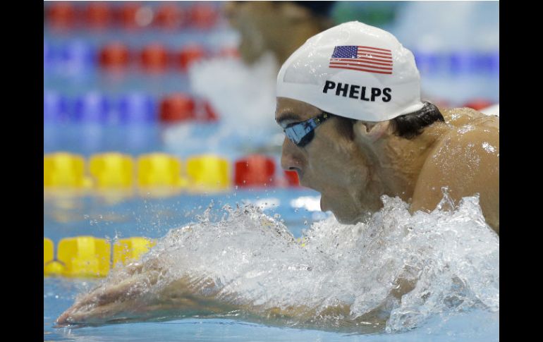 Phelps alcanzó la cumbre de su medallero en la posta de 4x200 metros estilo libre. AP  /