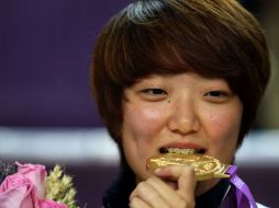 La tiradora Jang-mi presume su presea dorada. AFP  /