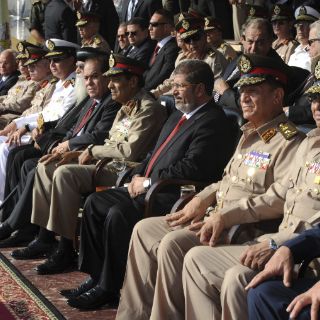 Jefe de Gobierno egipcio forma gabinete con islamistas y antiguos ministros