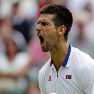 Djokovic sufre pero avanza