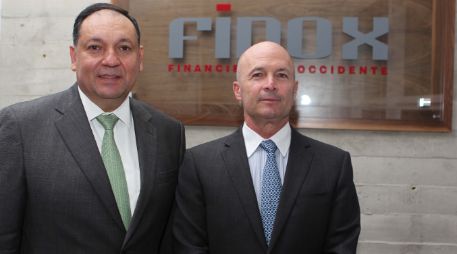 Lic. Rodrigo Sánchez (d), director de Fira, en la inauguración de nuevas oficinas de Finox, sefol que busca convertirse en banco.  /